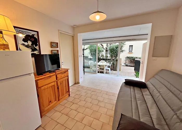 Appartement T2 Avec Grande Terrasse, Proche Plage, Parking Et Equipements Complets - Fr-1-387-165 *