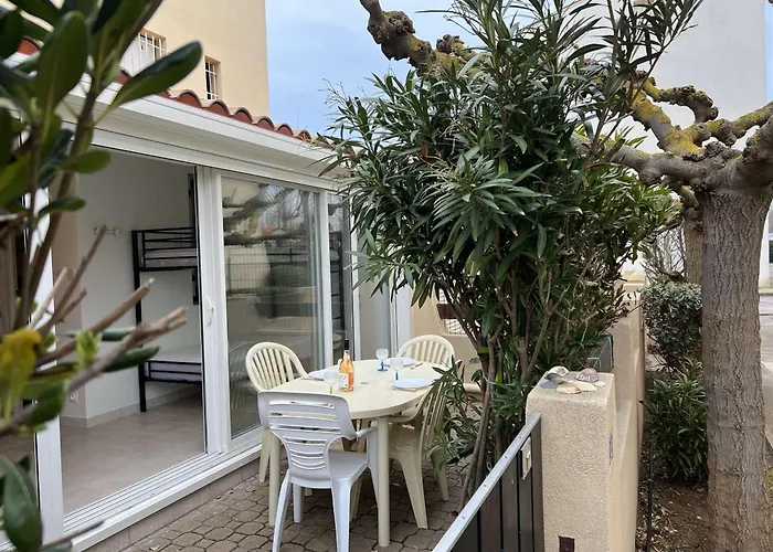 Appartement T2 Avec Grande Terrasse, Proche Plage, Parking Et Equipements Complets - Fr-1-387-165 *